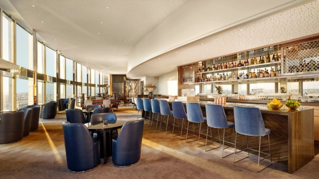 Le bar panoramique du 34e étage de l'hôtel Hyatt Regency Paris Etoile